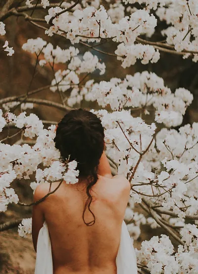 Retrato de mujer con flores